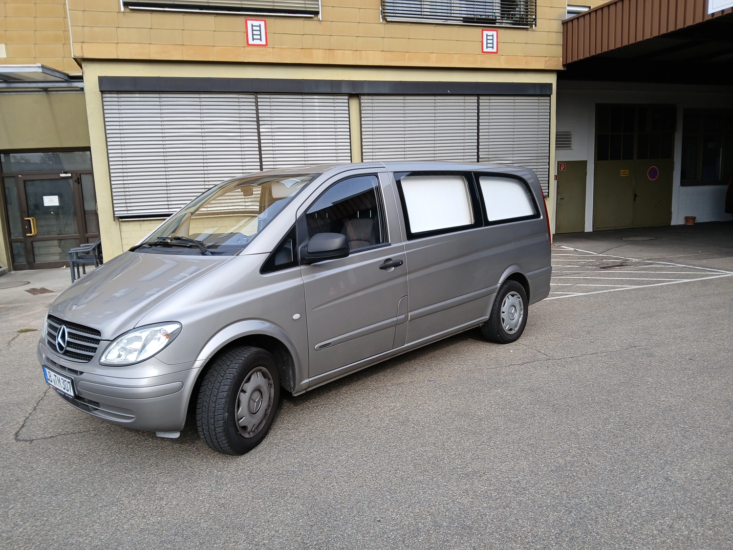 Eine Trauerfeier mit Sarg, Blumen und Trauernden in einer Kirche symbolisiert Trauer, Erinnerung und die Feier eines vergangenen Lebens.